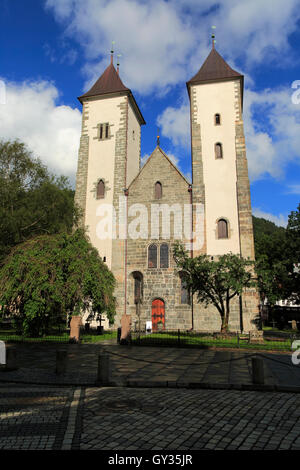 Due torri St Mary's Church, Mariakirken, Bryggen area, Bergen, Norvegia risalente al XII secolo Foto Stock