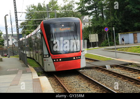Light Rail città del sistema dei trasporti tram treno, Bergen, Norvegia Byparken di destinazione Foto Stock