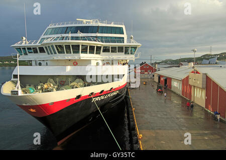 Hurtigruten nave 'Trollfjord' in arrivo al porto di Rorvik, Norvegia Foto Stock