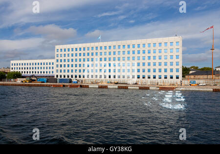 La Maersk / Maersk sede presso Esplanaden a Copenhagen, in Danimarca, visto dal porto interno. Windows riflettente nel canale. Foto Stock