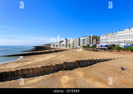 Eastbourne spiaggia e il lungomare dal molo, Eastbourne, East Sussex Foto Stock