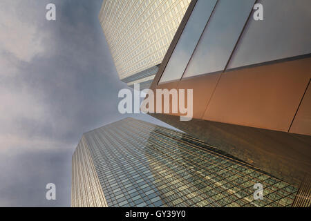 Deutsche Bank Twin towers dal di sotto del quartier generale della banca, il Quartiere Finanziario, Hesse, Francoforte Foto Stock