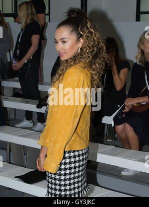 Ella Eyre assiste il Jasper Conran Primavera / Estate 2017 London Fashion Week show al BFC visualizza lo spazio, Brewer Street, Londra. Foto Stock