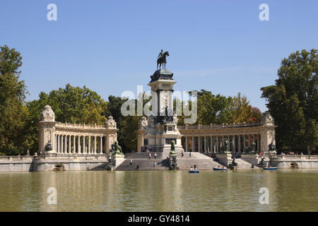 Alfonso XII monumento affacciato sul lago in barca al Parque del Retiro Madrid Spagna Foto Stock