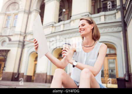 Carino giovane donna di bere il caffè Foto Stock