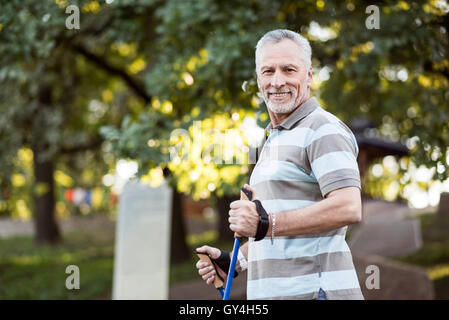 Bello nonno sportivo al di fuori di casa sua Foto Stock