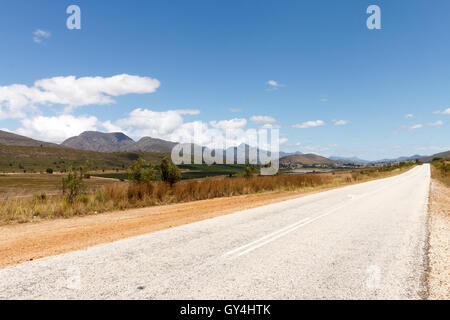 Se una strada che conduce al nulla porta da qualche parte in Sud Africa Foto Stock