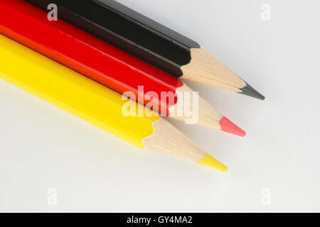 Raccolta di matite colorate in bandiera tedesca colori nero, rosso e giallo come un'immagine di sfondo Foto Stock