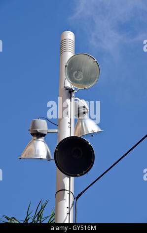 Lampada moderna post contro il cielo blu sulla giornata di sole Foto Stock