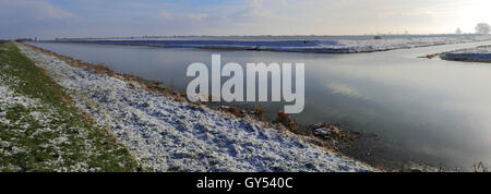 Neve invernale; fiume Welland, Spalding town, Lincolnshire; Inghilterra; Regno Unito Foto Stock