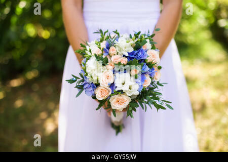 Bellissimo mazzo di nozze in sposa le mani, closeup, il fuoco selettivo Foto Stock