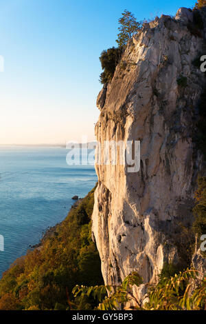 Free climbing sulle pareti di roccia di Trieste Foto Stock