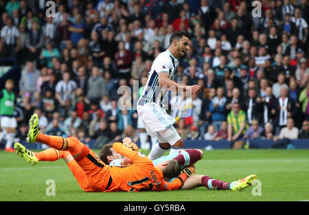 West Bromwich Albion's Nacer Chadli punteggi il suo lato del quarto obiettivo di gioco durante il match di Premier League al The Hawthorns, West Bromwich. Foto Stock