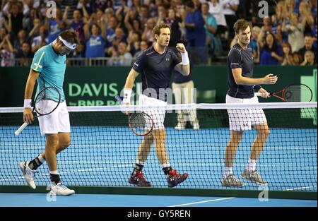 La Gran Bretagna di Andy Murray (centro) e Jamie Murray (destra) festeggiare la conquista del terzo set durante il giorno due di Coppa Davis a Emirates Arena, Glasgow. Foto Stock