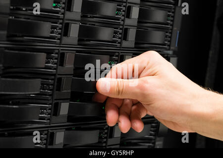 Ingegnere di mano della sostituzione del disco rigido in storage SAN Foto Stock