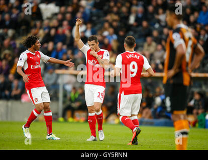 Dell'Arsenal Granit Xhaka (centro) celebra il suo punteggio i lati quarto obiettivo durante con compagni di squadra della Premier League al KCOM Stadium, scafo. Foto Stock