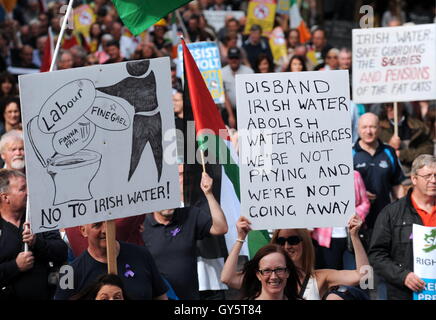 I manifestanti fanno il loro cammino fino al Parlamento Street durante l'Anti-tariffe idriche marzo a Dublino, Irlanda. Foto Stock