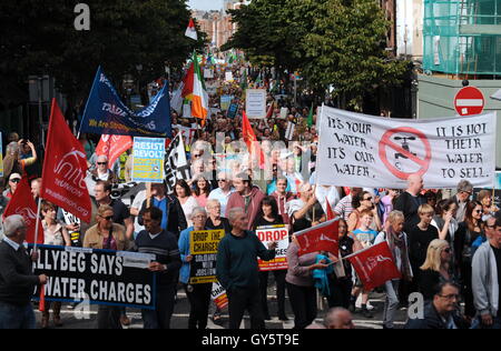 I manifestanti fanno il loro cammino fino al Parlamento Street durante l'Anti-tariffe idriche marzo a Dublino, Irlanda. Foto Stock