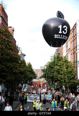 I manifestanti fanno il loro cammino fino al Parlamento Street durante l'Anti-tariffe idriche marzo a Dublino, Irlanda. Foto Stock