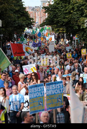 I manifestanti fanno il loro cammino fino al Parlamento Street durante l'Anti-tariffe idriche marzo a Dublino, Irlanda. Foto Stock