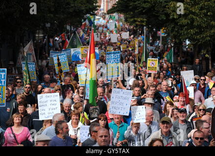 I manifestanti fanno il loro cammino fino al Parlamento Street durante l'Anti-tariffe idriche marzo a Dublino, Irlanda. Foto Stock