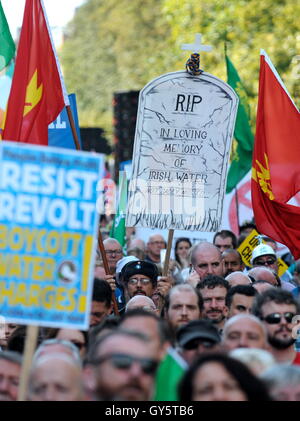 I manifestanti rendendo a Santo Stefano verde durante l'Anti-tariffe idriche marzo a Dublino, Irlanda. Foto Stock