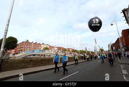 I manifestanti ad un anti-tariffe idriche marzo a Dublino, Irlanda. Foto Stock