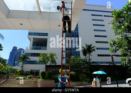 Filippine, Manila, Rockwell Centro Business, Pasig City, torre di uffici per il callcenter / PHILIPPINEN, Manila, Rockwell Centro Business, Bueroturm fuer KPO Processo di conoscenza Outsorcing, callcenter Foto Stock