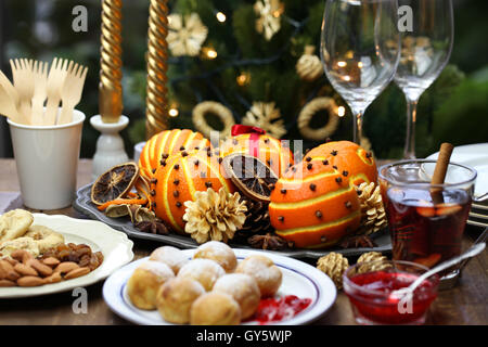 Ebelskiver, vin brulé e pomander arancione Foto Stock