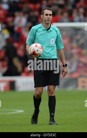 Arbitro David Coote durante il cielo di scommessa match del campionato a Oakwell, Barnsley. Stampa foto di associazione. Picture Data: Sabato 17 Settembre, 2016. Vedere PA storia SOCCER Barnsley. Foto di credito dovrebbe leggere: Anna Gowthorpe/filo PA. Restrizioni: solo uso editoriale nessun uso non autorizzato di audio, video, dati, calendari, club/campionato loghi o 'live' servizi. Online in corrispondenza uso limitato a 75 immagini, nessun video emulazione. Nessun uso in scommesse, giochi o un singolo giocatore/club/league pubblicazioni. Foto Stock