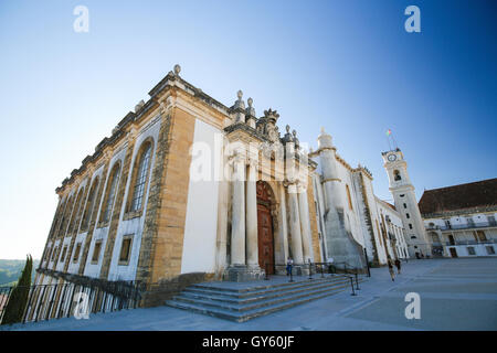 La facciata anteriore della Biblioteca Joanina (Biblioteca Joanina), una libreria barocca all'Università di Coimbra, in Portogallo. Foto Stock