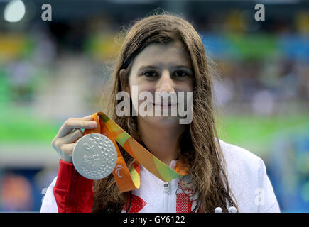 Gran Bretagna Abby Kane dopo aver vinto l'argento in Donne 100m Backstroke S13 finale alla Olympic Aquatics Stadium durante il decimo giorno del 2016 Rio Giochi Paralimpici di Rio de Janeiro in Brasile. Foto Stock