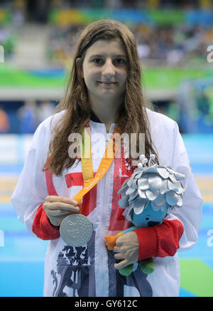 Gran Bretagna Abby Kane dopo aver vinto l'argento in Donne 100m Backstroke S13 finale alla Olympic Aquatics Stadium durante il decimo giorno del 2016 Rio Giochi Paralimpici di Rio de Janeiro in Brasile. Foto Stock