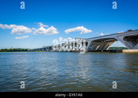 La Woodrow Wilson Bridge e il fiume Potomac, in Alexandria, Virginia. Foto Stock