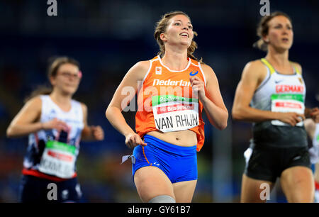 Netherland's Marlou Van Rhijn vince la donna atletica 100m T44 durante il decimo giorno del 2016 Rio Giochi Paralimpici di Rio de Janeiro in Brasile. Foto Stock