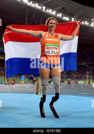 Netherland's Marlou Van Rhijn festeggia conquistando la donna atletica 100m T44 durante il decimo giorno del 2016 Rio Giochi Paralimpici di Rio de Janeiro in Brasile. Foto Stock