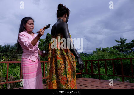 Una giovane donna thai avente un trattamento a base di fango termale a Phu klon country club la Thailandia è solo il trattamento fanghi spa situato in mueang Mae Hong Son district, la Thailandia del Nord. il fango in questo centro termale è pastorizzato e miscelato con erbe prima di essere impiegati in vari trattamenti. Foto Stock