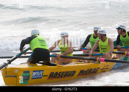 Tradizionale barca australiana surf bagnino squadra di canottaggio su una spiaggia di Sydney, nuovo Galles del Sud, Australia Foto Stock