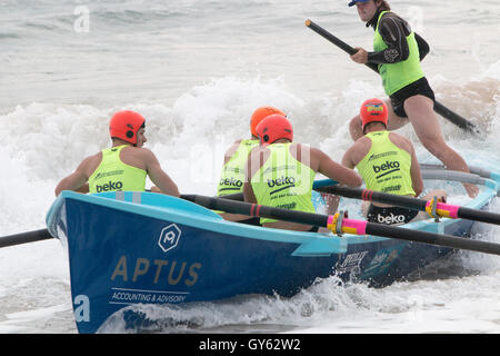 Tradizionale australiana surf bagnino in barca a remi off team una spiaggia di Sydney, Nuovo Galles del Sud, Australia Foto Stock