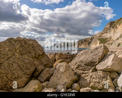 Paesaggio raffigurante la costa rocciosa dell uomo O'guerra beach in una bella giornata d'estate con la porta di Durdle promontorio in background. Foto Stock