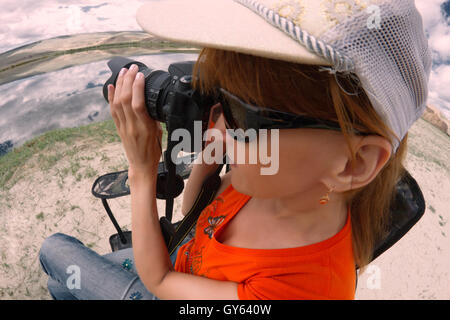 Ritratto di fotografo di natura giovane donna prendendo immagini del paesaggio nel deserto steppa area (Altai, Russia). Foto Stock