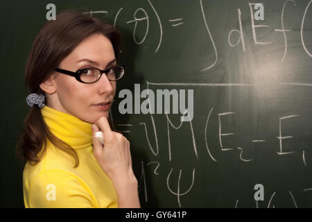 Ritratto di un attraente bella piuttosto carino giovani dai capelli marrone donna caucasica (lady, ragazza, femmina, persona, modello) insegnante Foto Stock