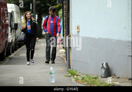 Il palazzo di cristallo sostenitori fanno la loro strada per il gioco prima che la Premier League a Selhurst Park, Londra. Foto Stock