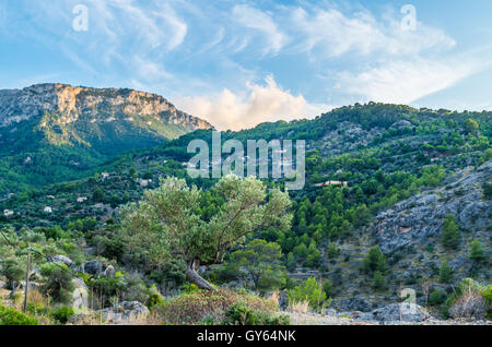 Il bellissimo panorama della città Deia su Mallorca, Spagna Foto Stock