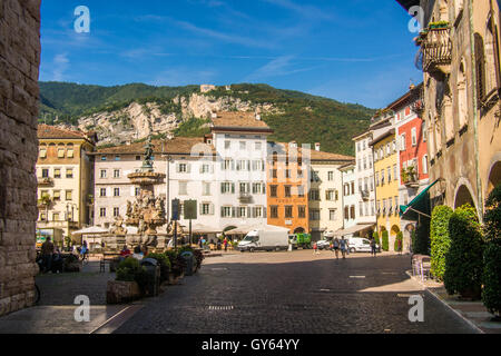 Piazza Duomo tra cui la fontana del Nettuno, Trento città e provincia, regione Trentino-Alto Adige, Italia. Foto Stock