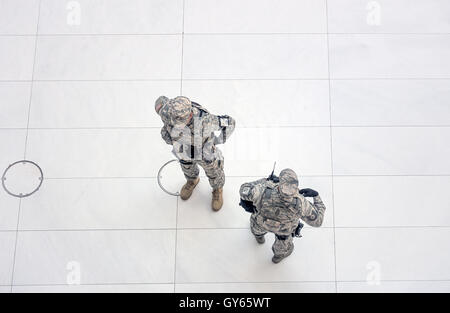 Stati Uniti Aria i membri della forza lavoro in sicurezza l'occhio del WTC Hub di trasporto Foto Stock