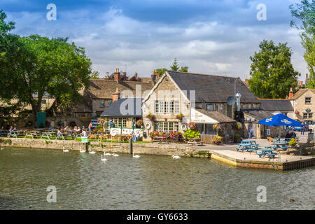 Il Riverside pub sulle rive del fiume Tamigi a Lechlade, Gloucestershire, England, Regno Unito Foto Stock
