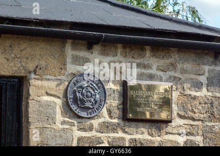 Le conserve di casa a pedaggio (1792) della placca Halfpenny sul Ponte sul Fiume Tamigi a Lechlade, Gloucestershire, England, Regno Unito Foto Stock