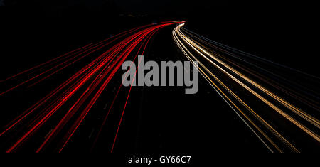 Autostrada sentieri di luce , la M4 per Londra prese dal ponte di Swindon Foto Stock