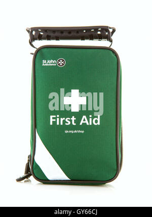 St John Ambulance Kit di primo soccorso su sfondo bianco Foto Stock